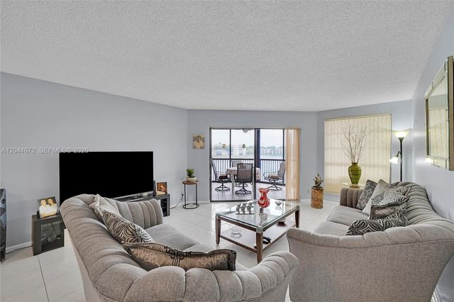7250 Fairfax Dr 302, Tamarac, FL 33321