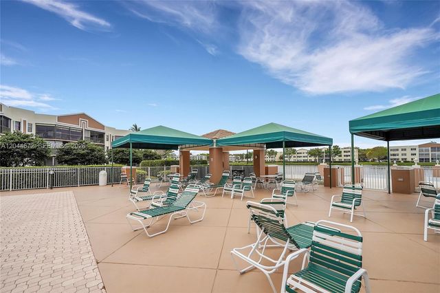 7250 Fairfax Dr 302, Tamarac, FL 33321