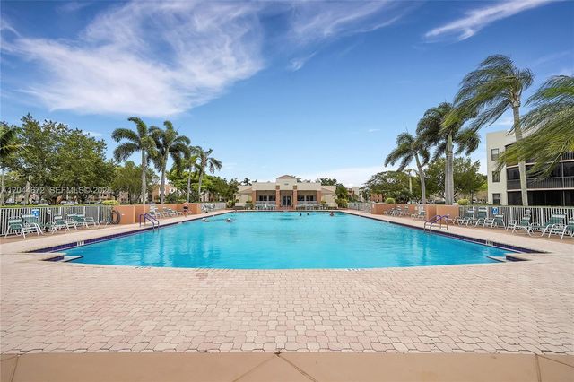 7250 Fairfax Dr 302, Tamarac, FL 33321