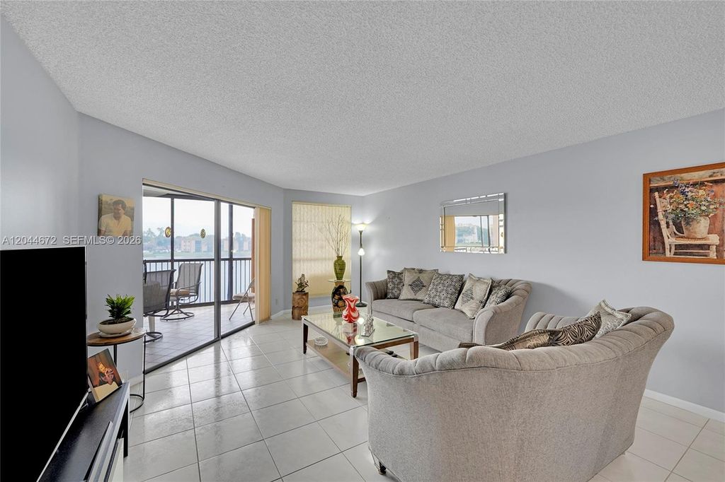 7250 Fairfax Dr 302, Tamarac, FL 33321