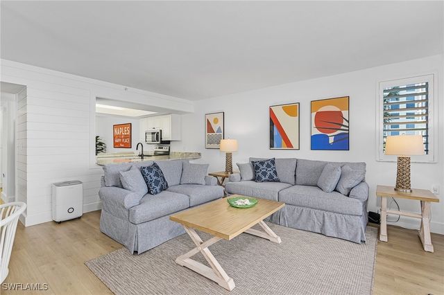 50 Seagate DR 302B, Naples, FL 34103