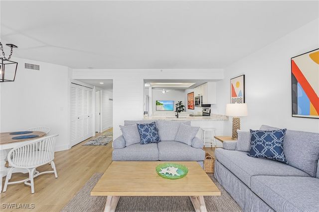 50 Seagate DR 302B, Naples, FL 34103