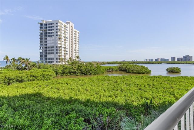 50 Seagate DR 302B, Naples, FL 34103