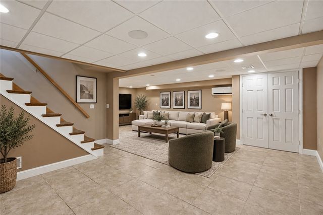 20 Moswansicut Drive, Johnston, RI 02919