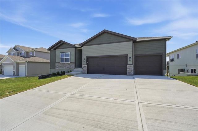 1921 SW Hightown Drive, Lee's Summit, MO 64082