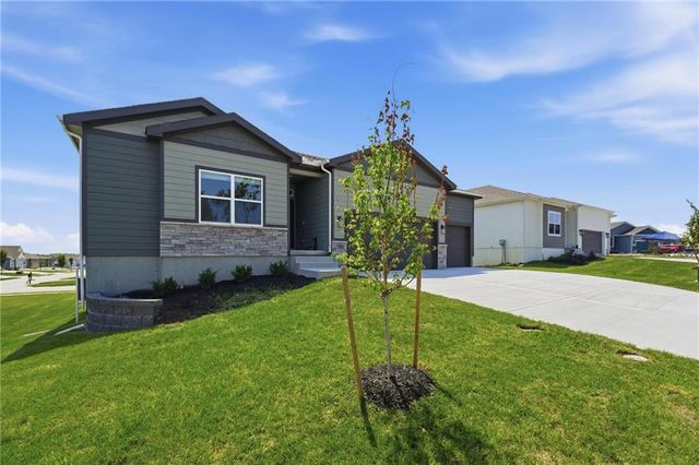 1921 SW Hightown Drive, Lee's Summit, MO 64082