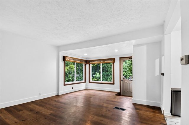 6109 Brooklyn Road, Jackson, MI 49201