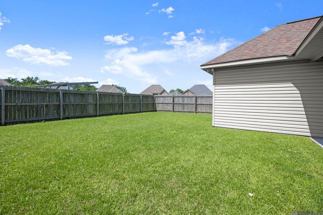 471 Lake Breeze Dr, Baton Rouge, LA 70820