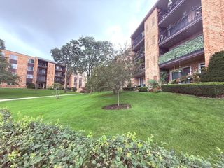 502 W Huntington Commons Road 438, Mount Prospect, IL 60056
