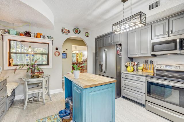 7500 N OLA AVENUE, Tampa, FL 33604