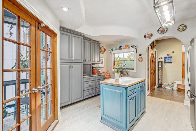 7500 N OLA AVENUE, Tampa, FL 33604