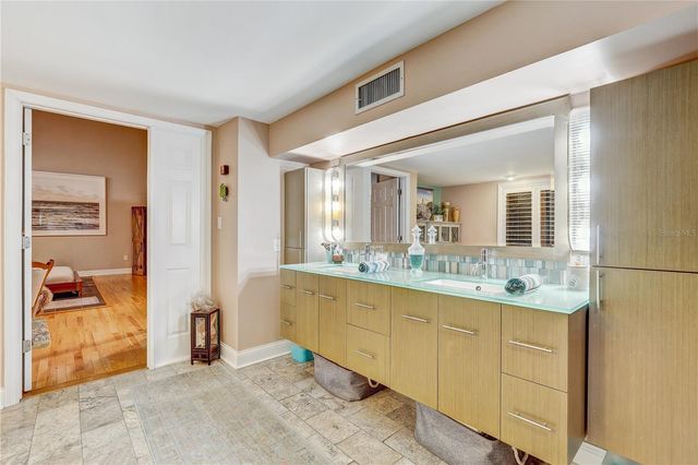 7500 N OLA AVENUE, Tampa, FL 33604