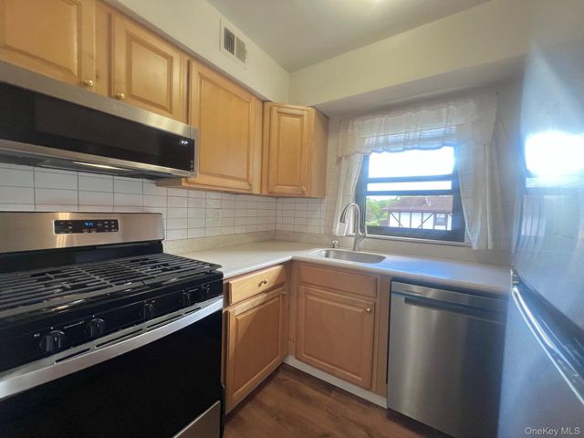 66 Bailey Court 66, Middle Island, NY 11953