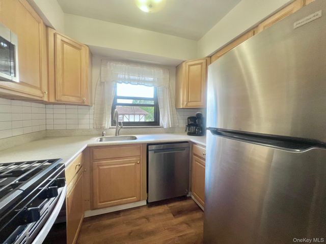 66 Bailey Court 66, Middle Island, NY 11953