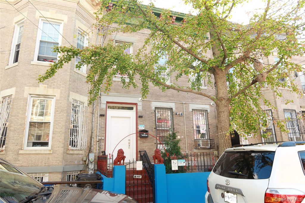 257 Lincoln Avenue, Brooklyn, NY 11208