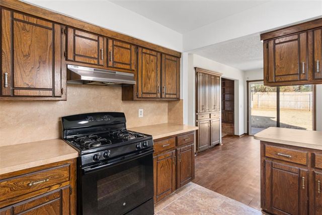 1312 Summerton Place, Yukon, OK 73099