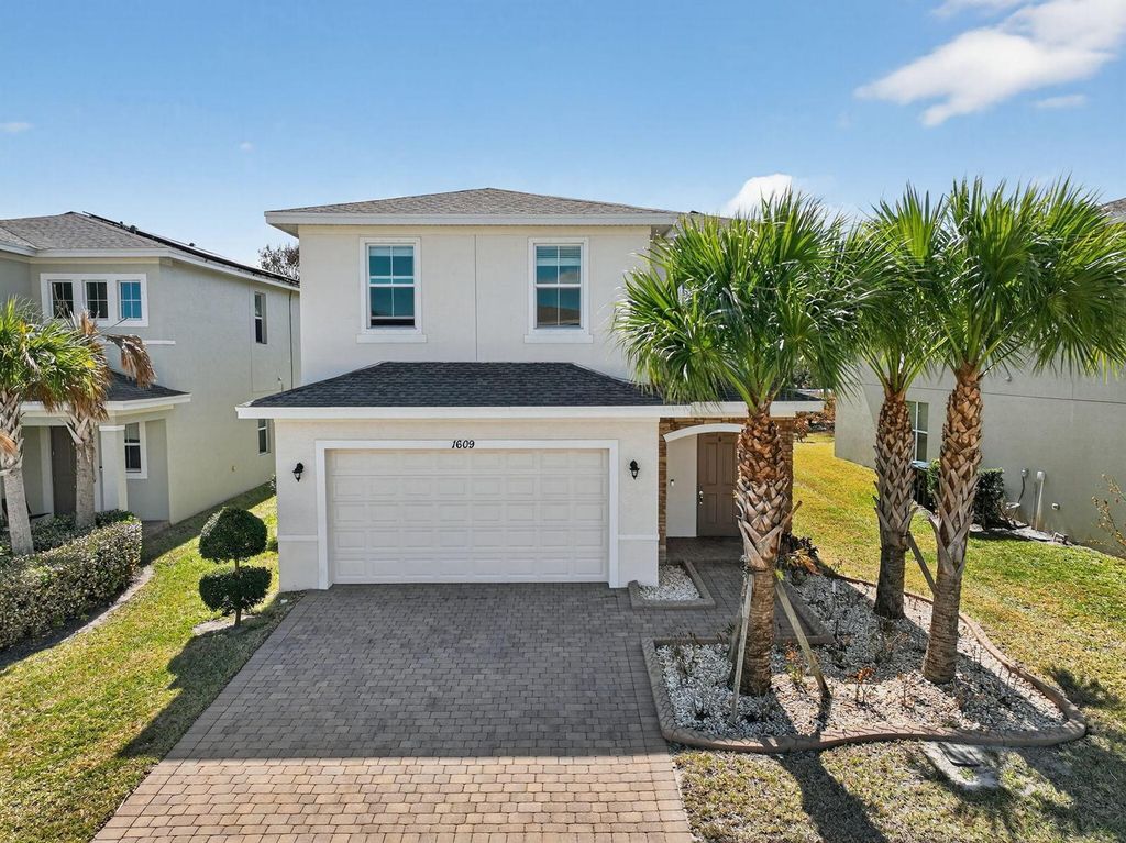 1609 NW Cataluna Circle, Port St. Lucie, FL 34986