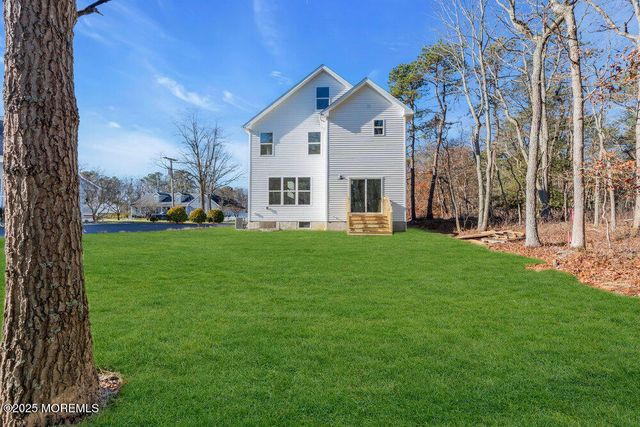 293 Trenton Avenue N, Bayville, NJ 08721