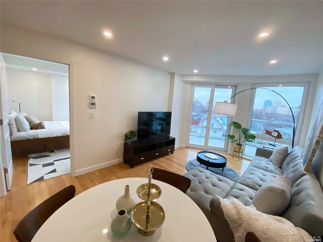 42-23 Parsons Boulevard 1E, Flushing, NY 11355
