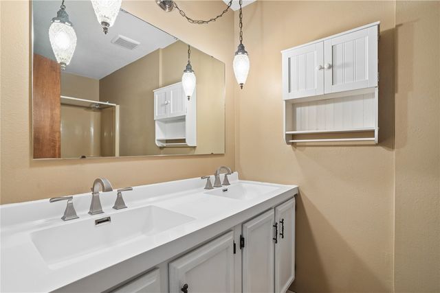 23 Clive Drive NW, Cedar Rapids, IA 52405