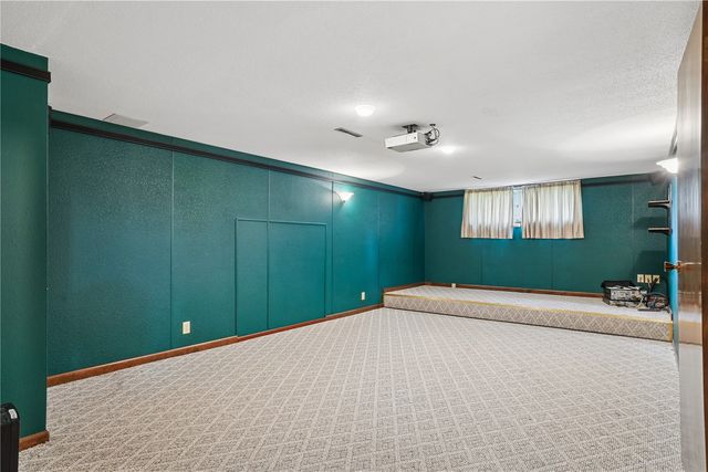 23 Clive Drive NW, Cedar Rapids, IA 52405