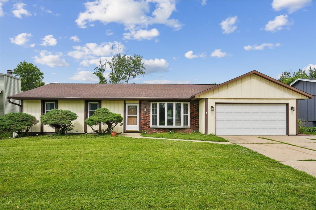 23 Clive Drive NW, Cedar Rapids, IA 52405