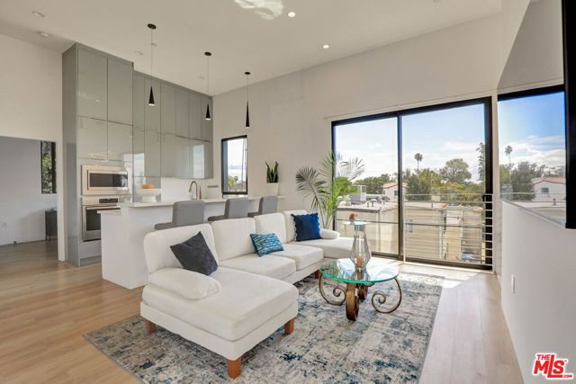 1284 S Cloverdale Avenue, Los Angeles, CA 90019