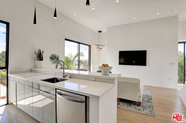 1284 S Cloverdale Avenue, Los Angeles, CA 90019