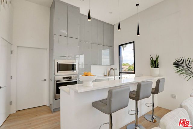 1284 S Cloverdale Avenue, Los Angeles, CA 90019