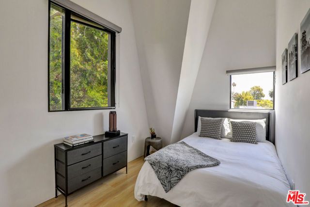 1284 S Cloverdale Avenue, Los Angeles, CA 90019