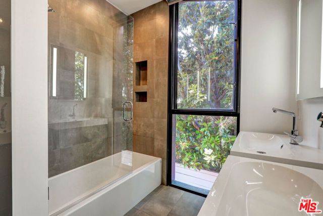 1284 S Cloverdale Avenue, Los Angeles, CA 90019