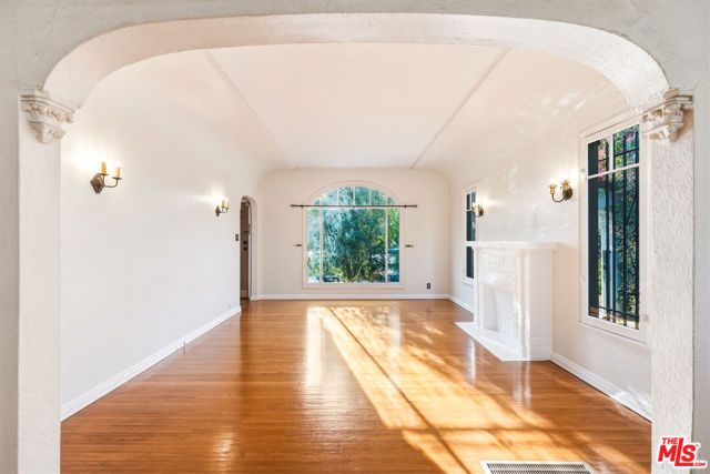 1284 S Cloverdale Avenue, Los Angeles, CA 90019