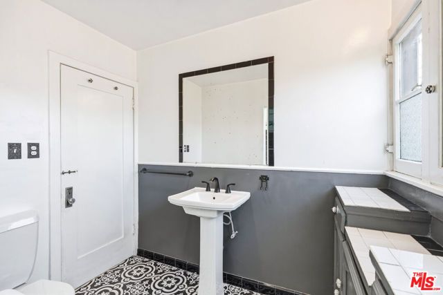 1284 S Cloverdale Avenue, Los Angeles, CA 90019