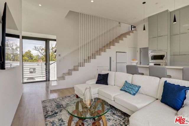 1284 S Cloverdale Avenue, Los Angeles, CA 90019