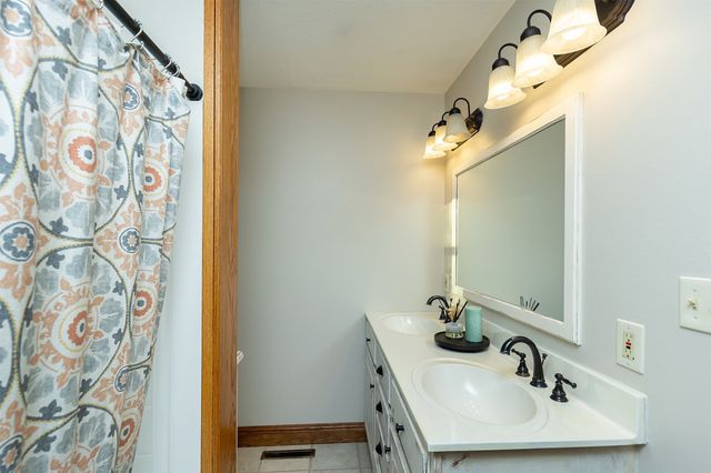 2125 W 15th Street S, Newton, IA 50208