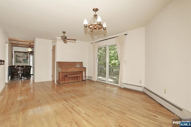33 Hillside Avenue, Riverdale Borough, NJ 07457