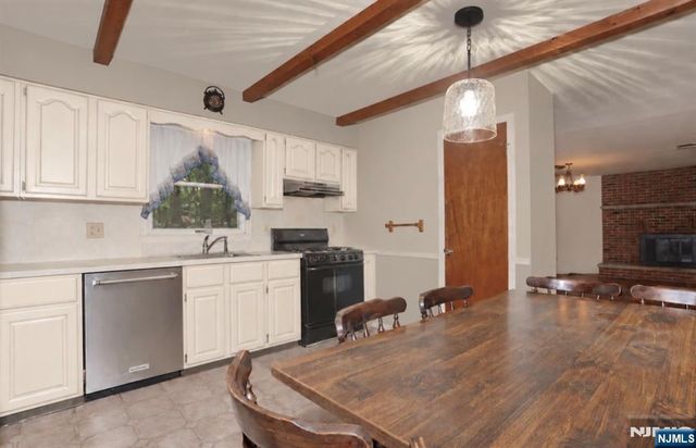 33 Hillside Avenue, Riverdale Borough, NJ 07457