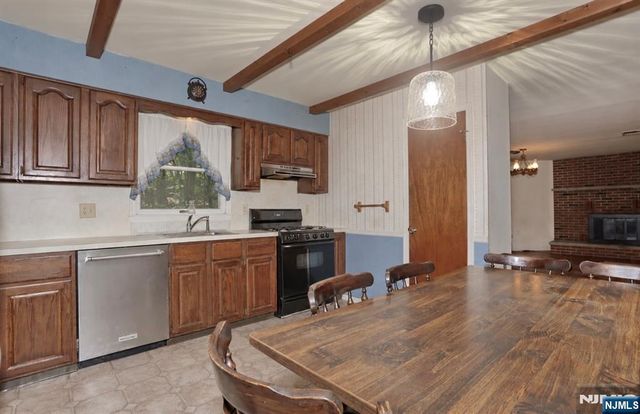 33 Hillside Avenue, Riverdale Borough, NJ 07457