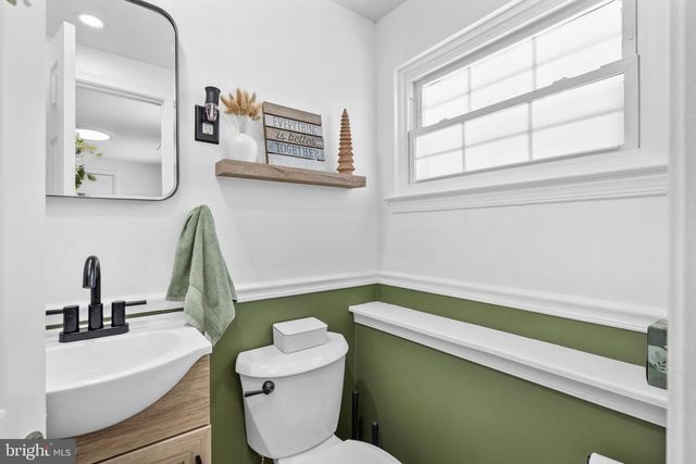 1049 STANDISH DR, Blackwood, NJ 08012