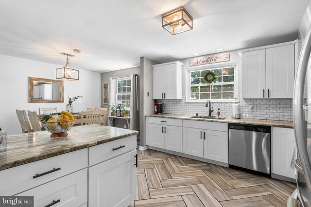 1049 STANDISH DR, Blackwood, NJ 08012