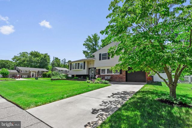 1049 STANDISH DR, Blackwood, NJ 08012