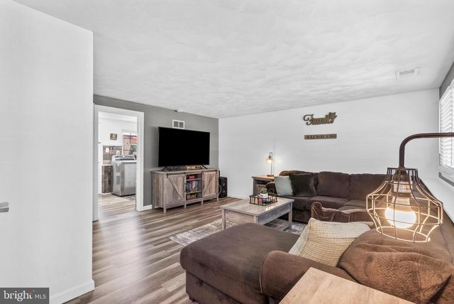 1049 STANDISH DR, Blackwood, NJ 08012