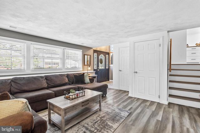1049 STANDISH DR, Blackwood, NJ 08012