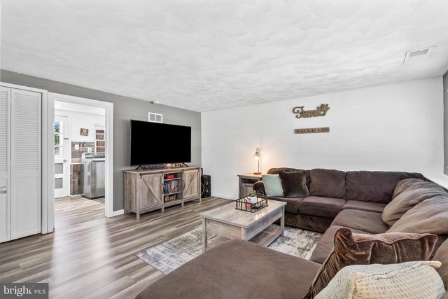 1049 STANDISH DR, Blackwood, NJ 08012