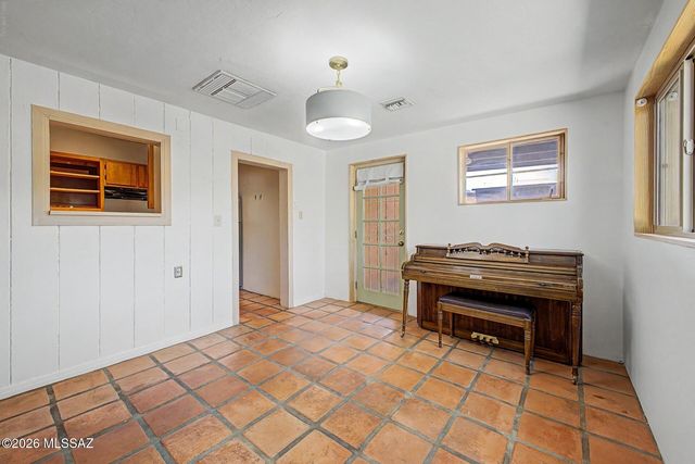 1049 E West Circle Drive, Tucson, AZ 85719