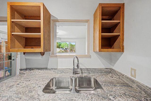 1049 E West Circle Drive, Tucson, AZ 85719