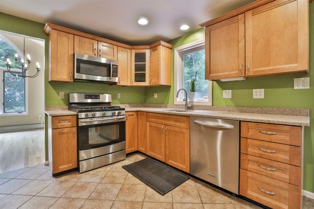 34 Joanne Drive, Hooksett, NH 03106
