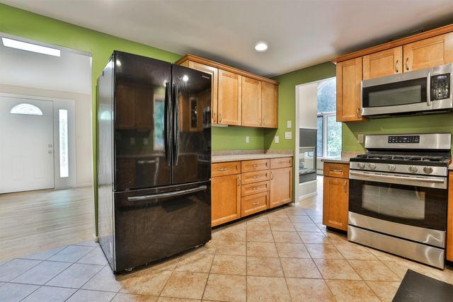 34 Joanne Drive, Hooksett, NH 03106