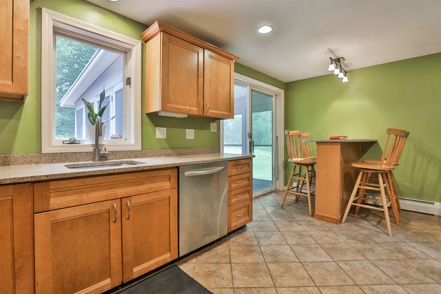 34 Joanne Drive, Hooksett, NH 03106