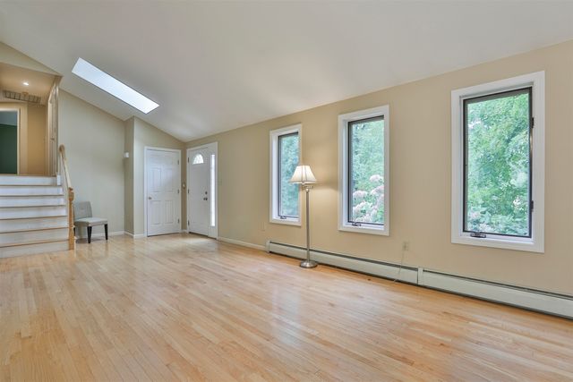 34 Joanne Drive, Hooksett, NH 03106